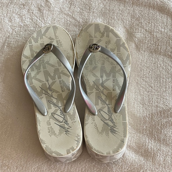 Michael Kors Cream and Silver Flip Flops - Picture 1 of 10